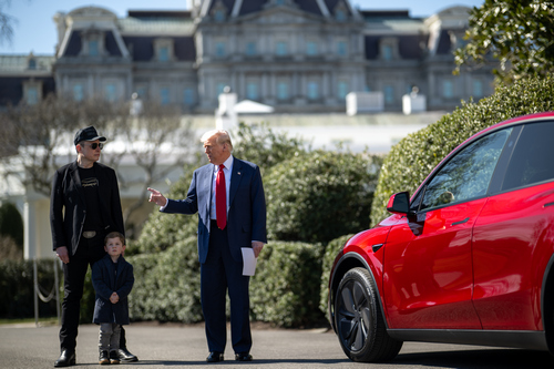 Трамп думає продати свою Tesla після сварки з Маском